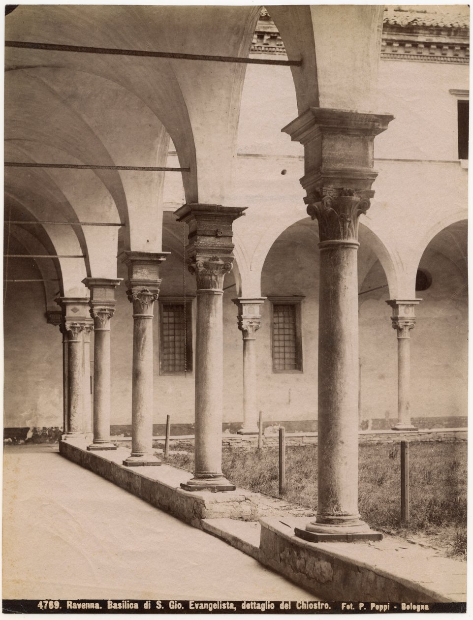 Klášter v kostele svatého Jana Evangelisty, Ravenna, Emilia-Romagna, Itálie, fotografie Pietro Poppi, Bologna, ca 1900 od Italian Photographer