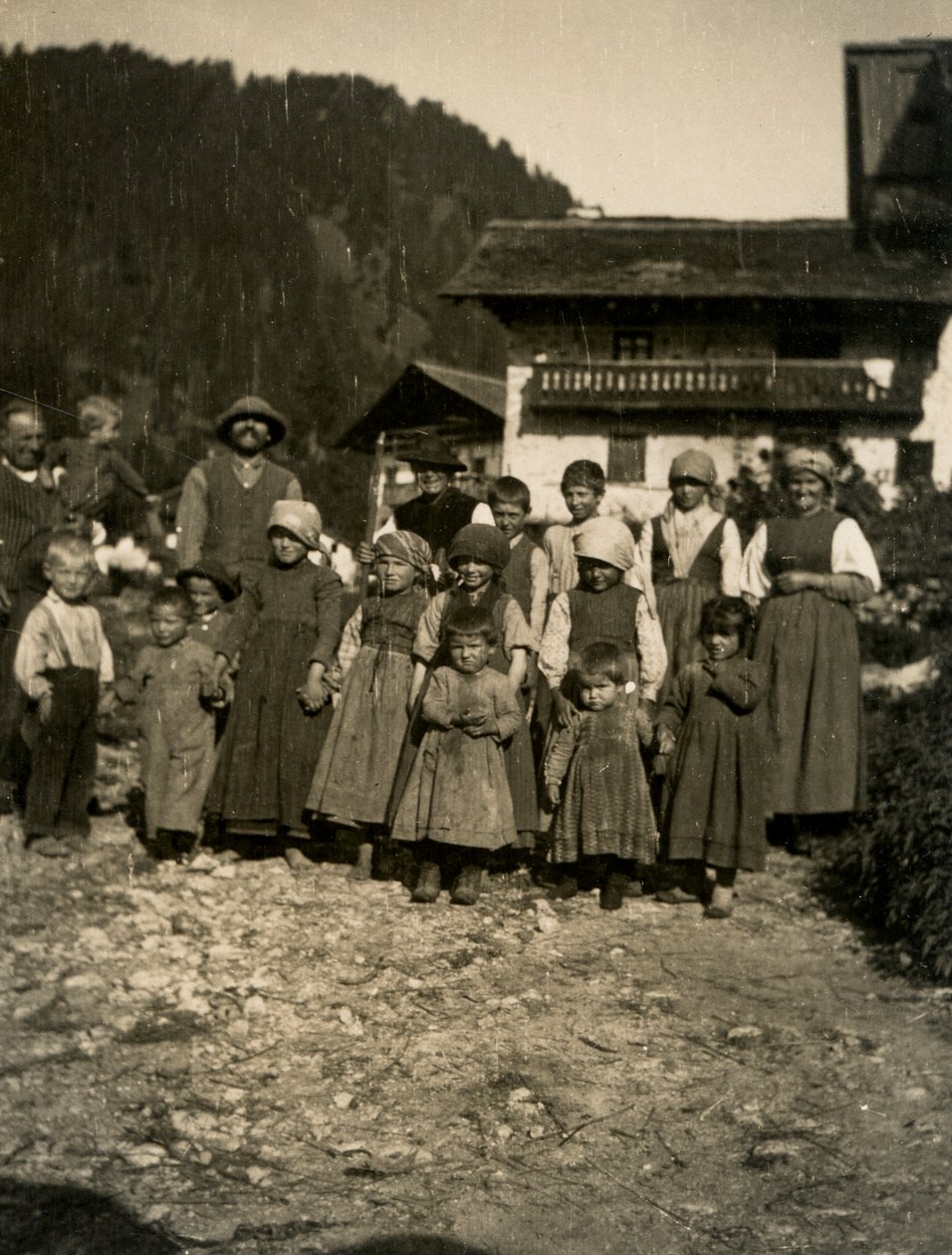 Rodina před domem, údolí Aosta, Itálie 1900-1910 od Italian Photographer