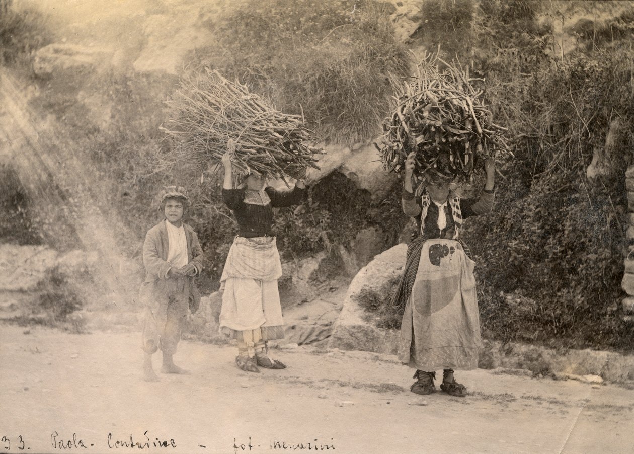 Zemědělci nesoucí na hlavách svazky dřeva, Paola, Kalábrie, fotografie Leopolda Menariniho, cca 1910 od Italian Photographer