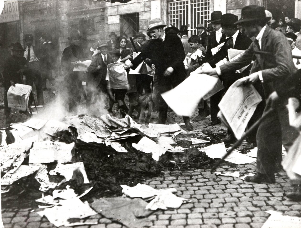 Fašistický tým pálil socialistické noviny „Il Paese“ po ničivém obležení od Italian Photographer