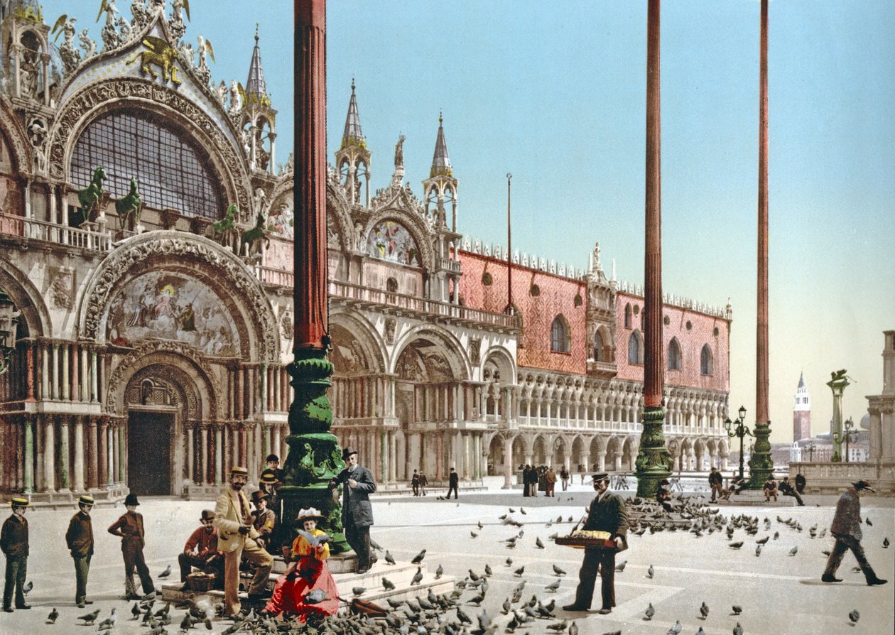 Krmení holubů na náměstí St Marks Square, Benátky, kolem roku 1900 od Italian Photographer
