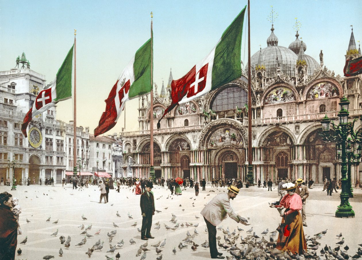 Krmení holubů na náměstí St Marks Square, Benátky, kolem roku 1900 od Italian Photographer