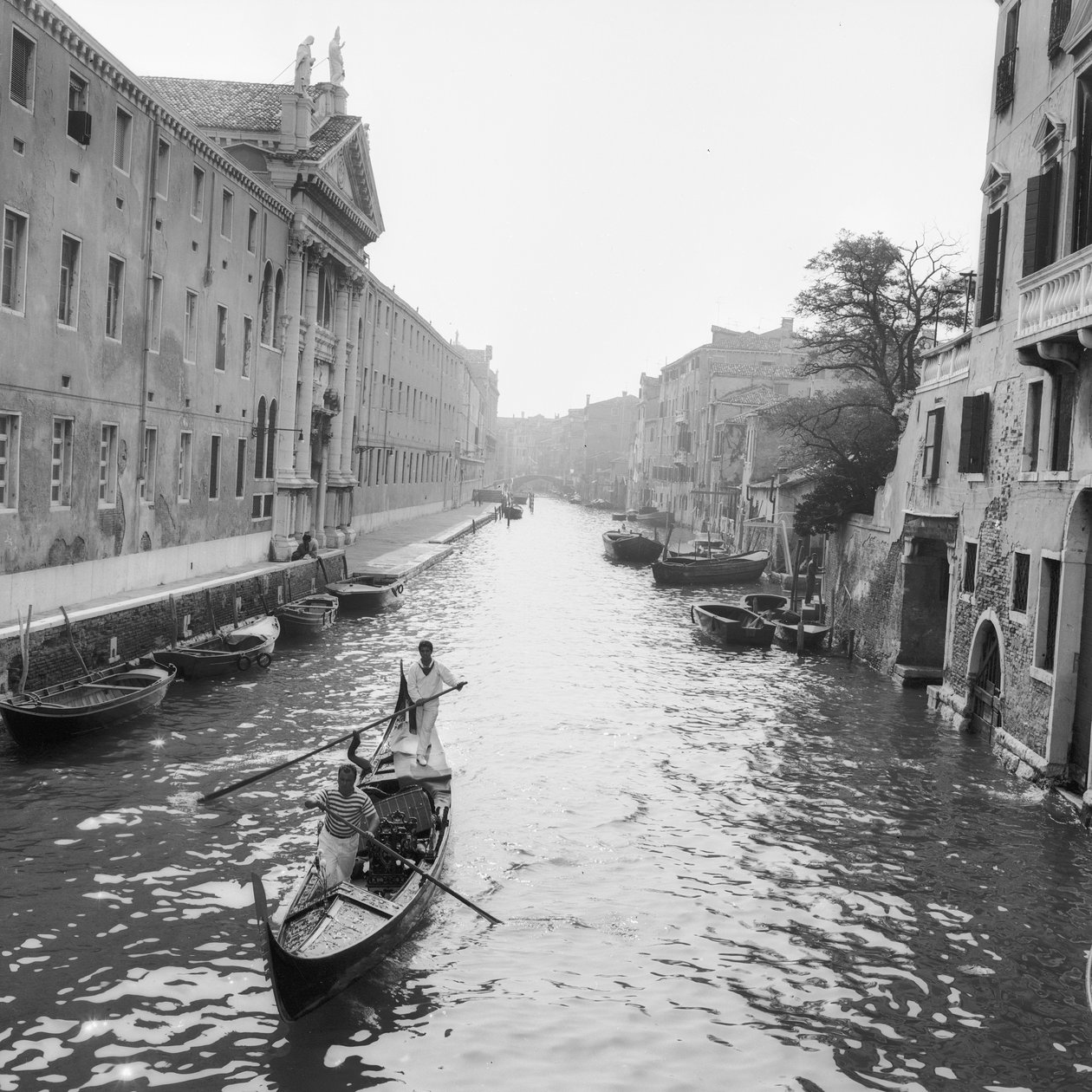 Gondoliéři na kanálu v Benátkách od Italian Photographer