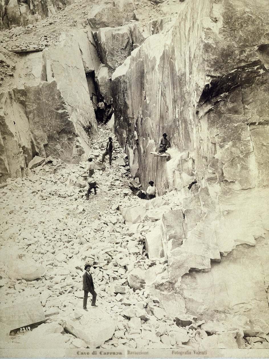 Skupina lomů při práci v jednom z lomů Ravaccione, kolem 1890-1900 od Italian Photographer