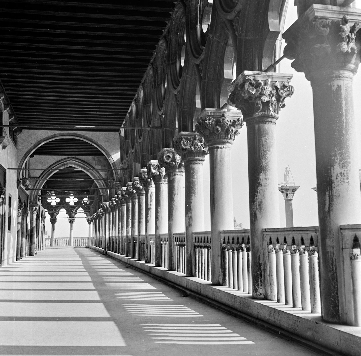 Lodžie Palazzo Ducale, Benátky, kolem roku 1960 (černobílá fotografie) od Italian Photographer