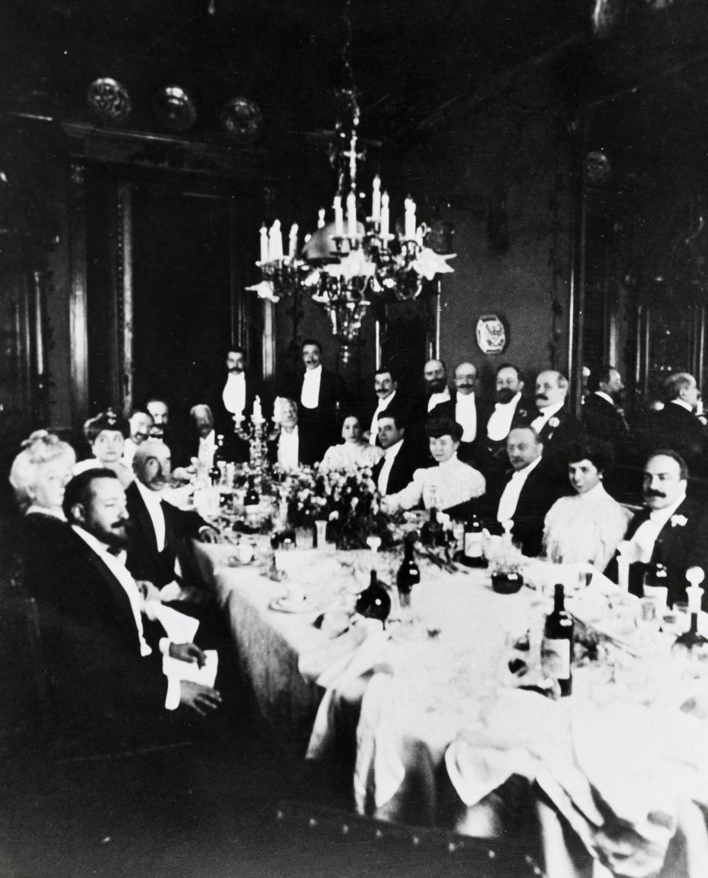 Oběd v Casa Sonzogno, mezi hosty je možné rozpoznat Francesca Cileu, Pietra Mascagniho, Umberta Giordana, Carla Romussiho, Artura Colauttiho, Amintore Galliho a Edoarda Sonzogno, Milán od Italian Photographer
