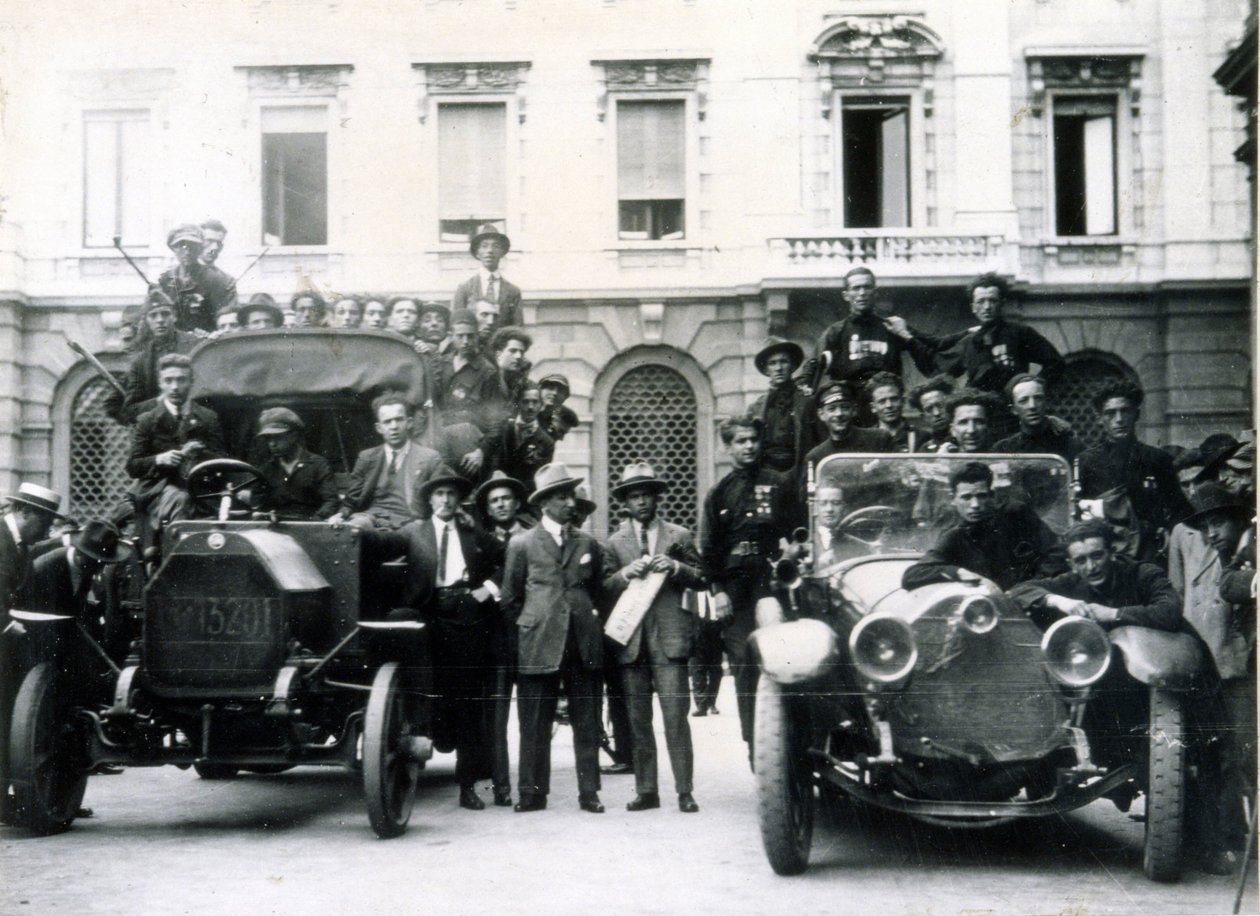 Milán, 3. a 4. srpna 1922. Reakce fašistů na stávku. Akční týmy na náměstí Scala. od Italian Photographer