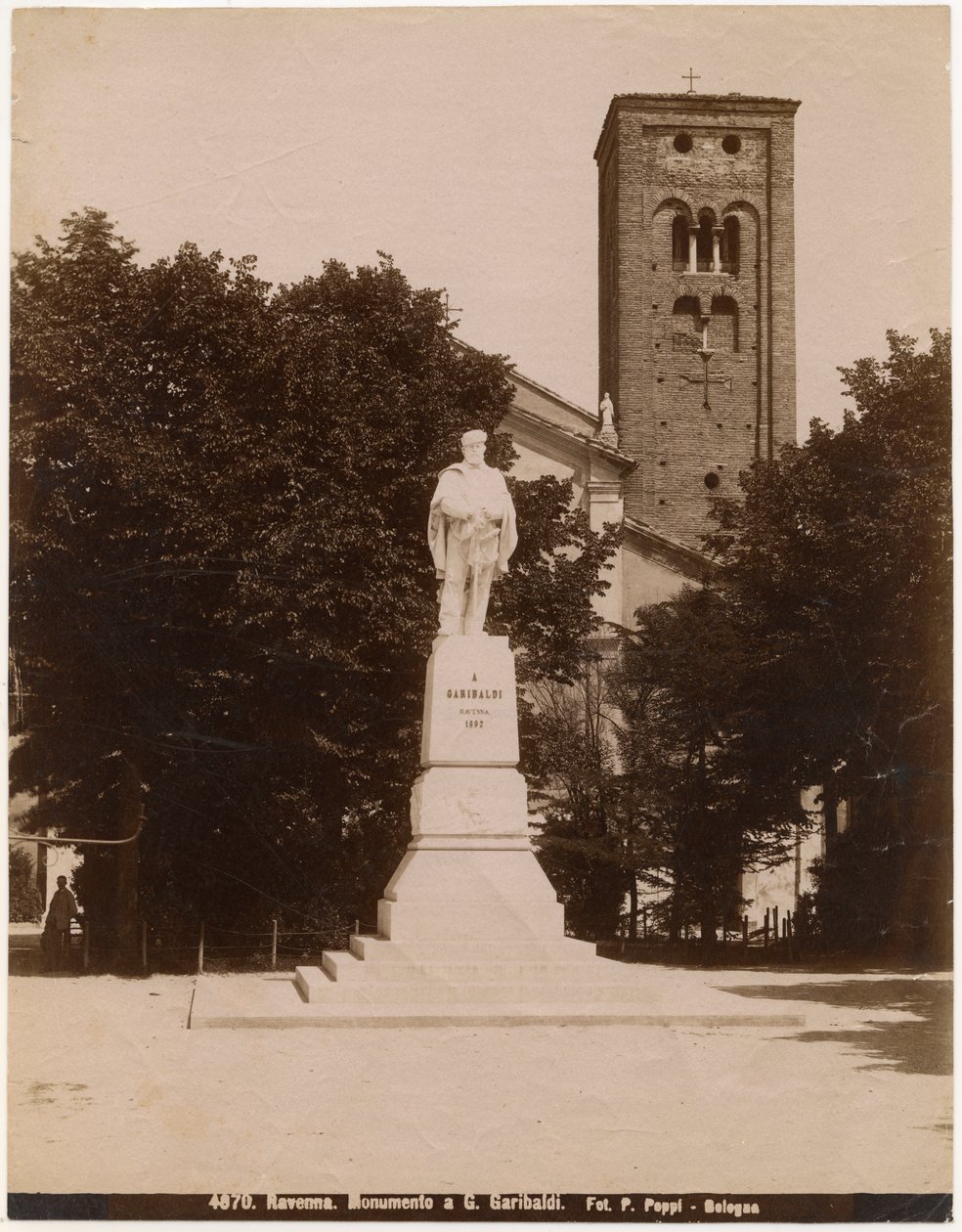 Památník Giuseppe Garibaldi na Piazza San Francesco, s kostelem svatého Františka v pozadí, Ravenna, Emilia-Romagna, Itálie, fotografie Pietro Poppi, Bologna, ca 1900 od Italian Photographer