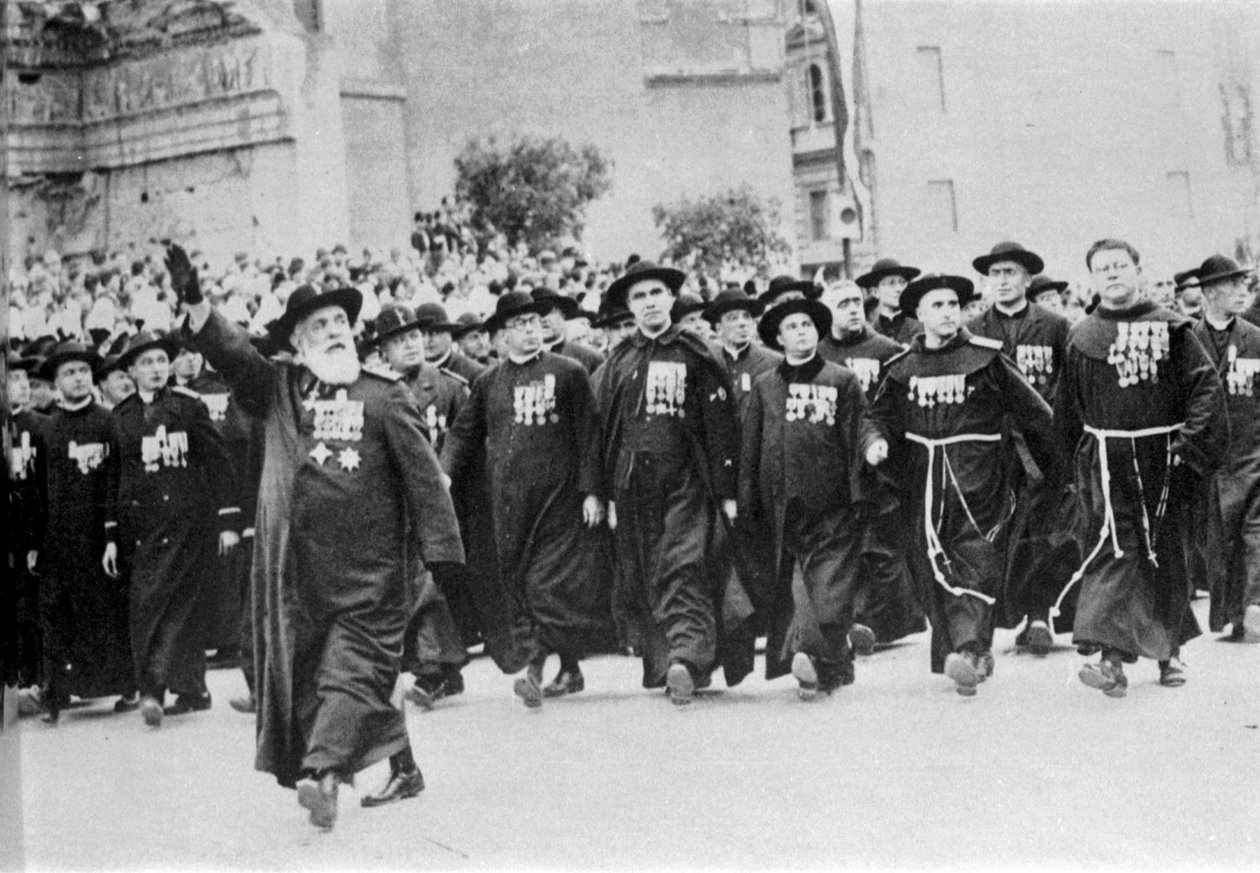 Přehlídka v Římě v roce 1931, které předcházel církevní orgán. od Italian Photographer
