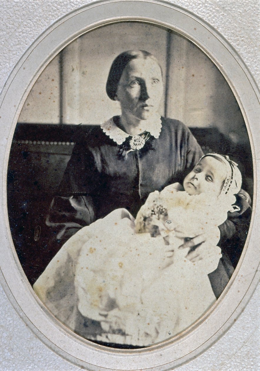 Post mortem portrét malé dívky držené její matkou, kolem roku 1855 (černobílá fotografie) od Italian Photographer
