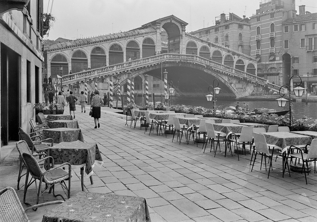 Most Rialto, Benátky, kolem roku 1955 (černobílá fotografie) od Italian Photographer