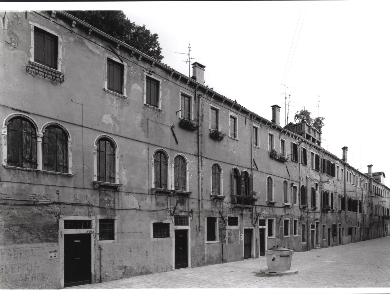 Řada domů na Calle Riello, Benátky od Italian Photographer