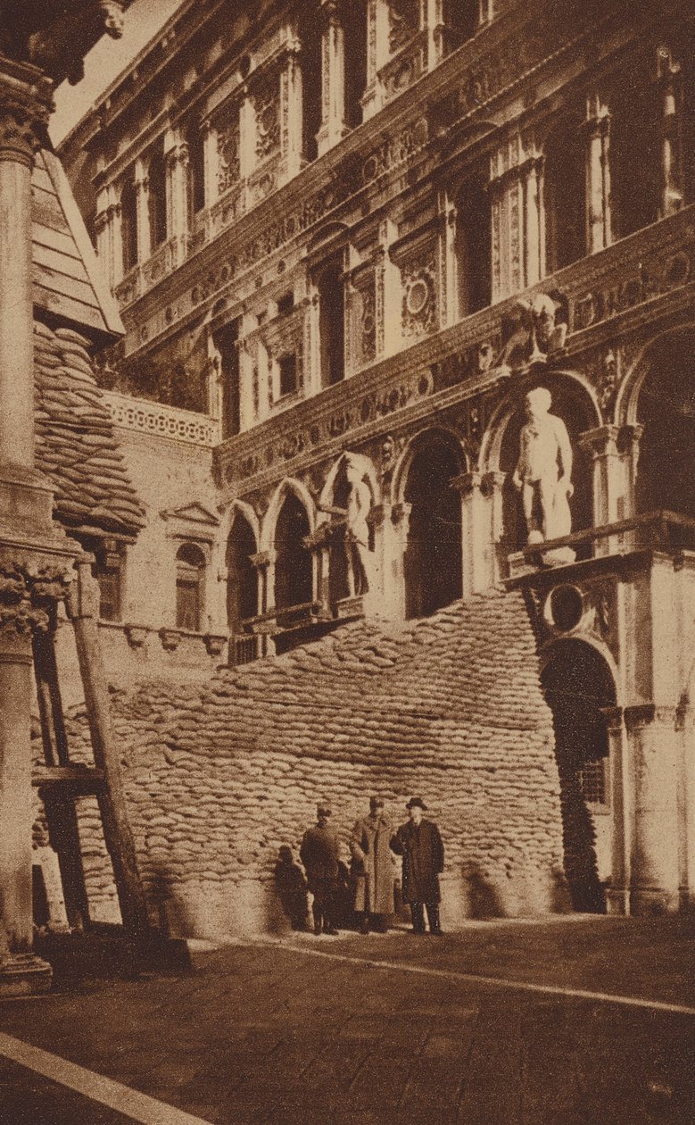 Scala dei Giganti v Dóžecím paláci, Benátky, chráněná pytli s pískem, 1. světová válka (čb fotografie) od Italian Photographer