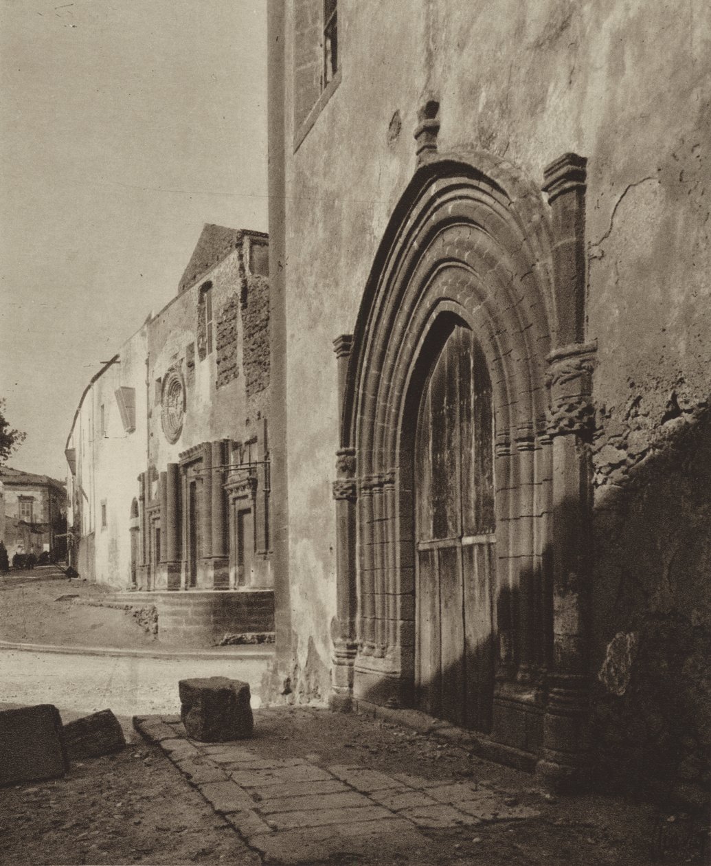 Sicílie / Sicilia: Sciacca, gotický portál (čb fotografie) od Italian Photographer