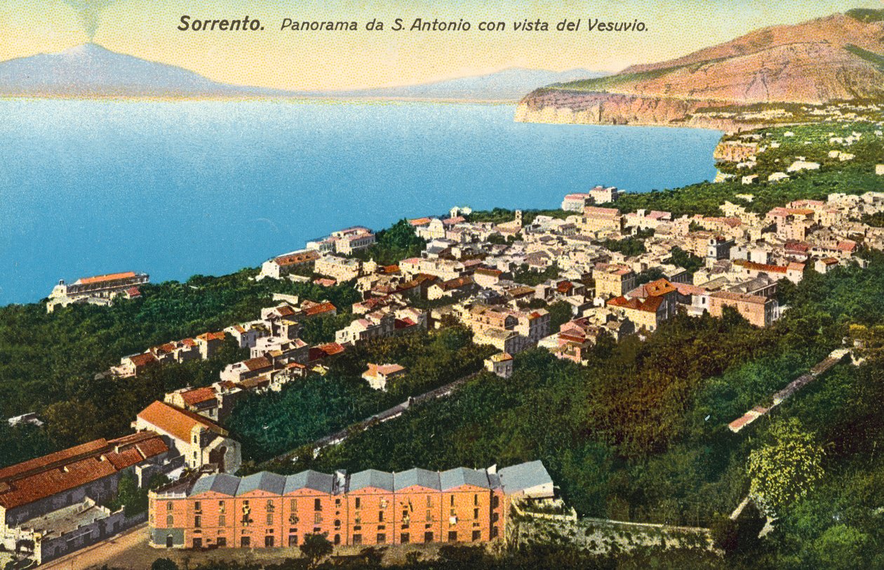 Sorrento, Panorama od S Antonio s výhledem na Vesuv (barevné foto) od Italian Photographer