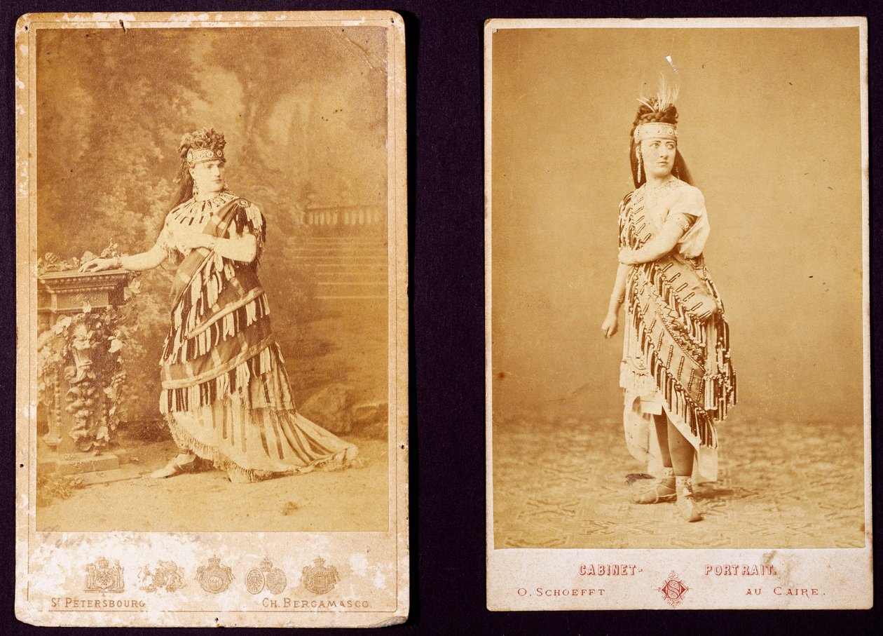 Teresa Stolz a Antonietta Pozzoni v kostýmu pro Aidu (želatinový stříbrný potisk) od Italian Photographer