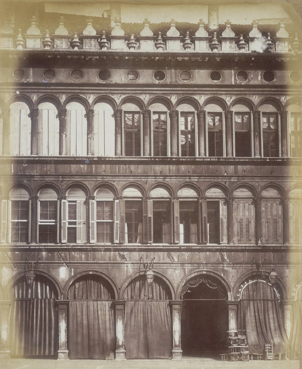Fasáda benátské budovy, c.1865 od Italian Photographer