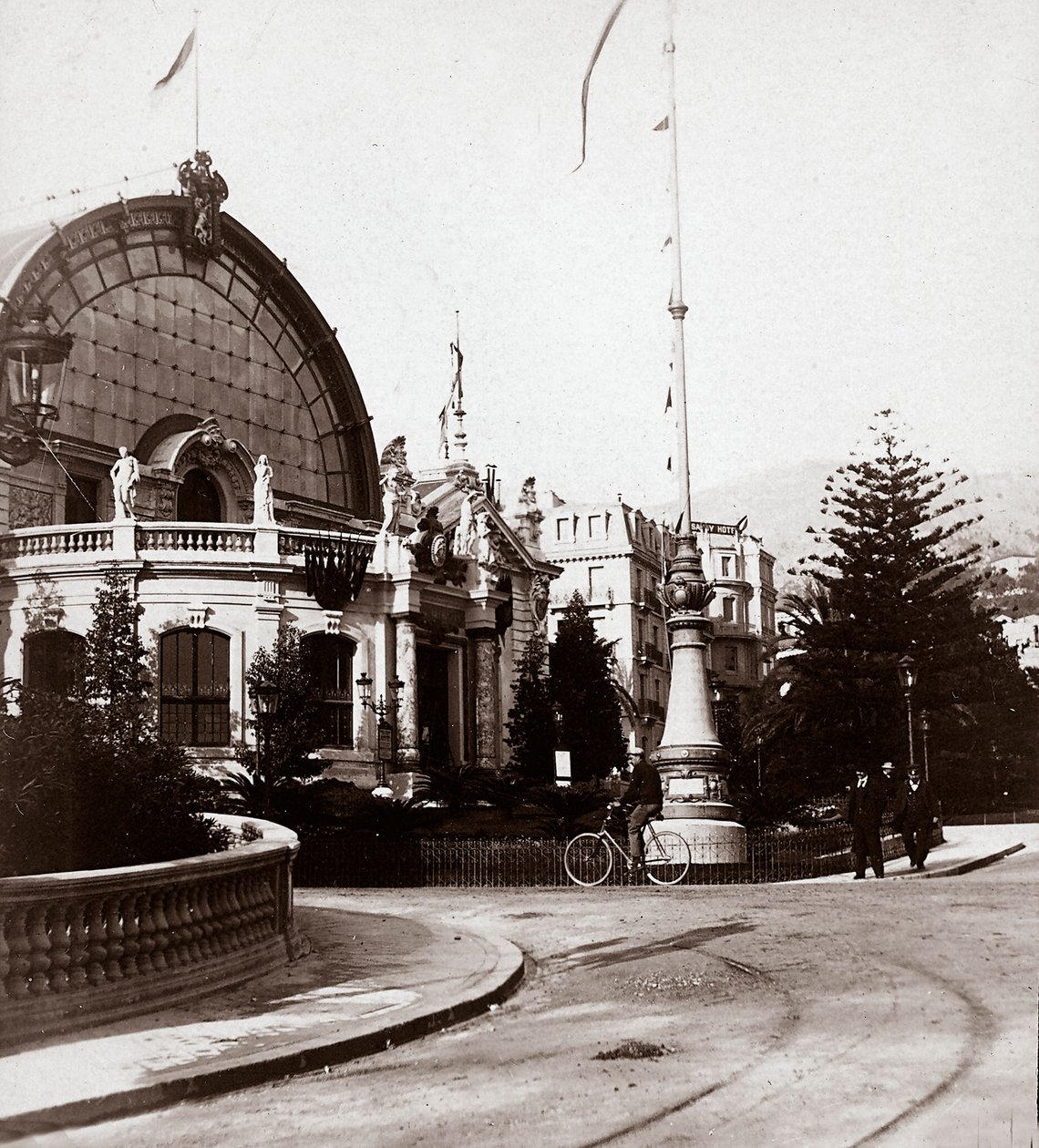 Vchod do výstavy výtvarných umění v Montecarlo, v roce 1898, 25.2.1898 (čb foto) od Italian Photographer