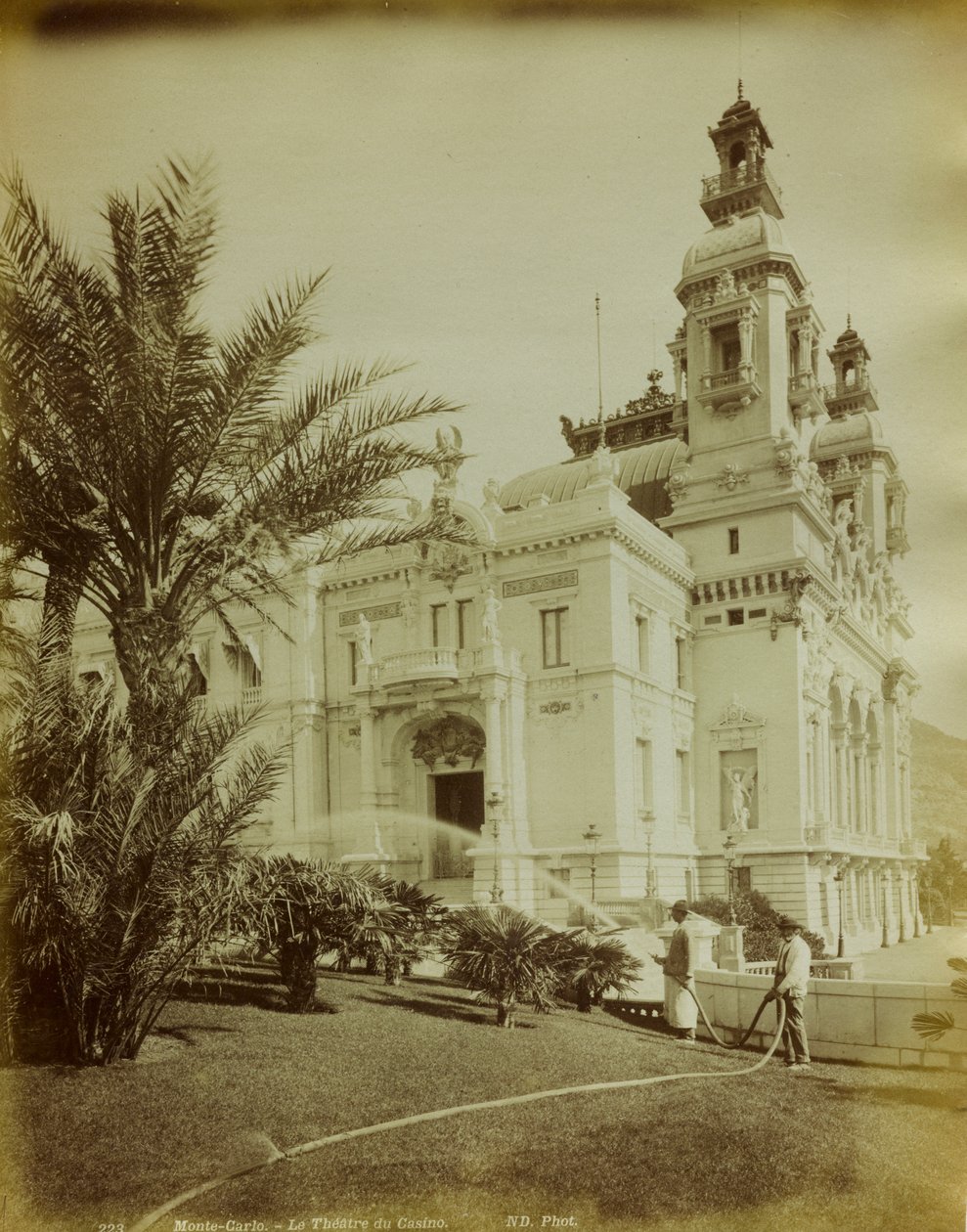 Divadlo připojené ke kasinu v Montecarlo. V popředí výhled do zahrady zdobené palmami od Italian Photographer
