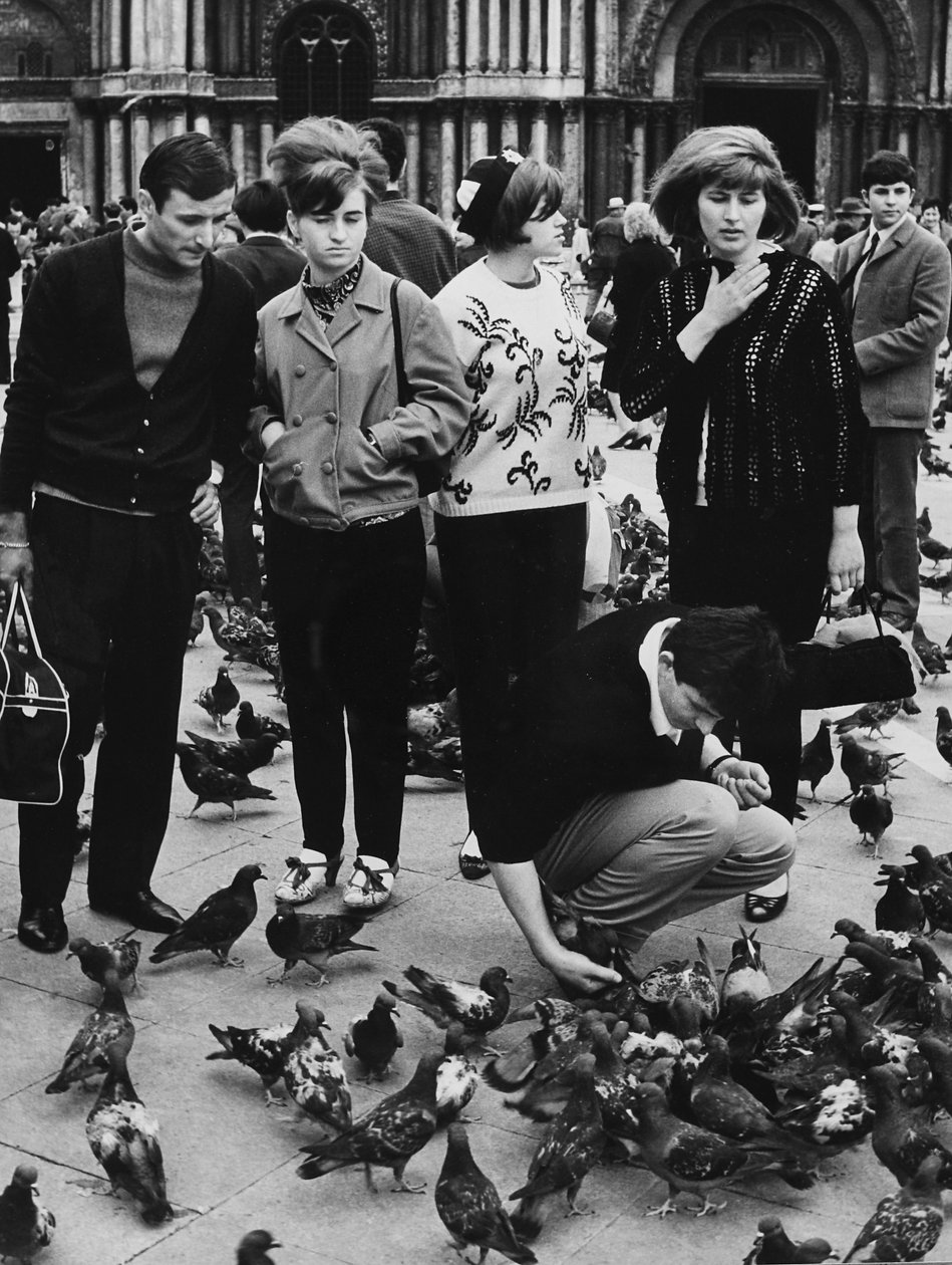 Turisté krmící holuby, Piazza San Marco, Benátky, kolem roku 1970 (černobílá fotografie) od Italian Photographer