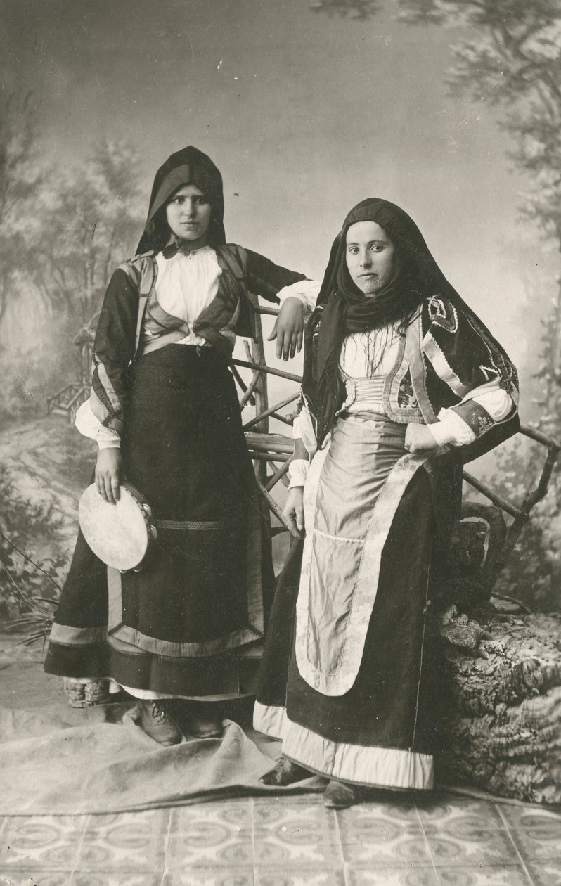 Dvě ženy v tradičních oděvech z Belvi a Aritza, Sardinie, Itálie, cca 1910 od Italian Photographer