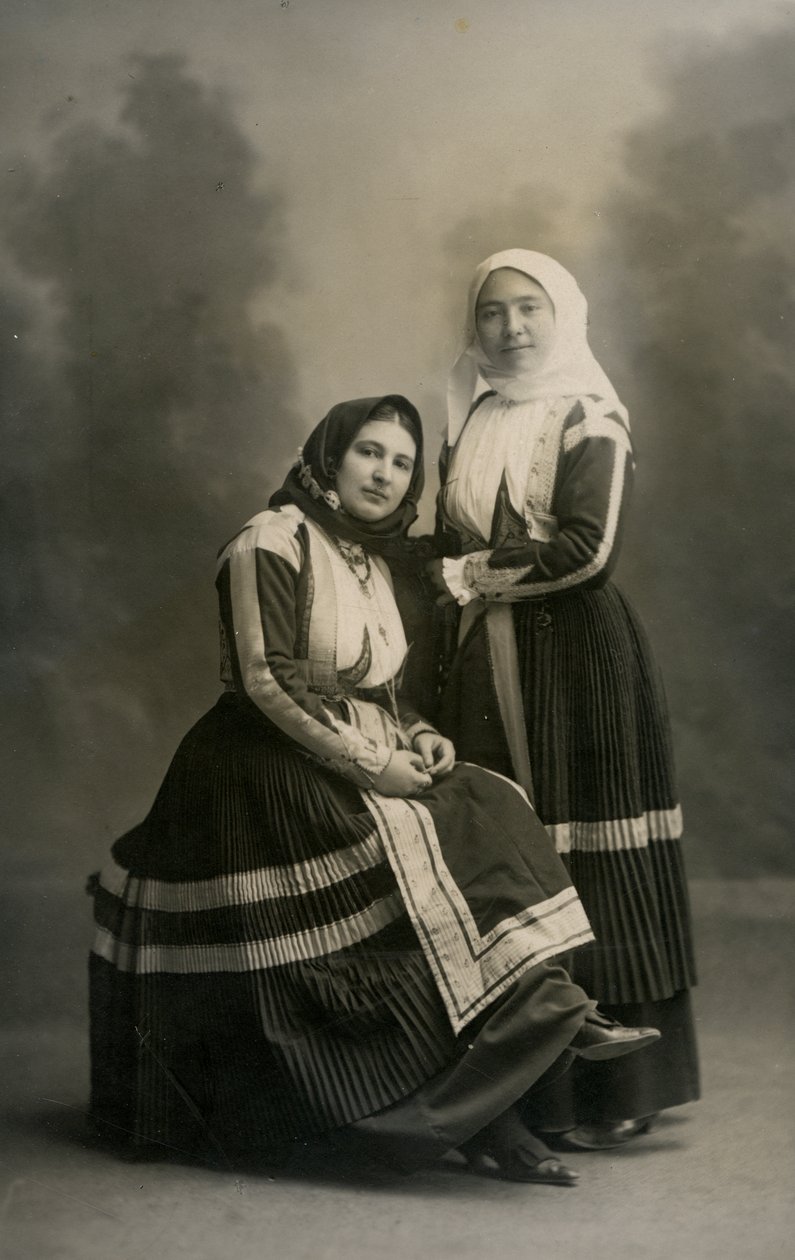 Dvě ženy v tradičních krojích, Fonni, Sardinie, Itálie, cca 1915 od Italian Photographer