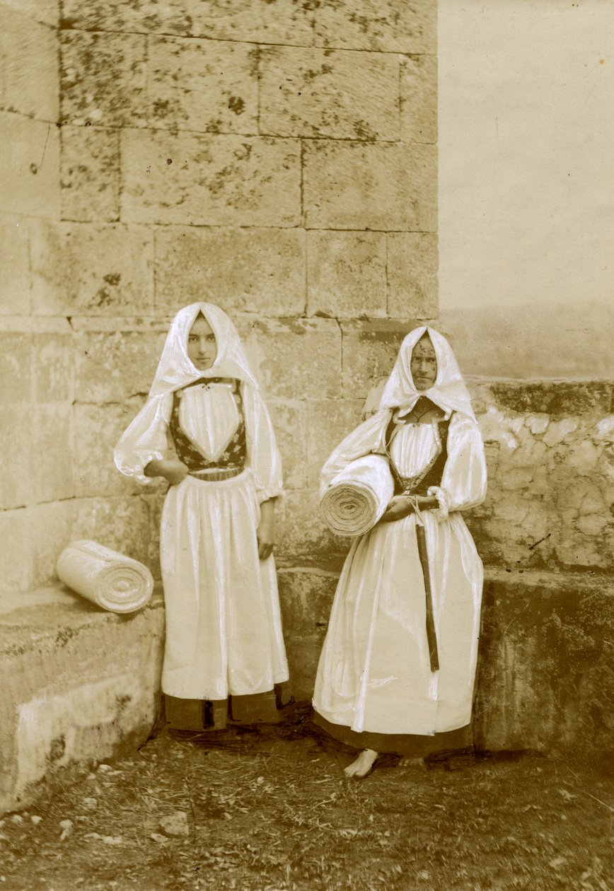 Dvě ženy v tradičních krojích, prodavačky orbace (sardinské ovčí vlny), Sardinie, Itálie, cca 1915 od Italian Photographer