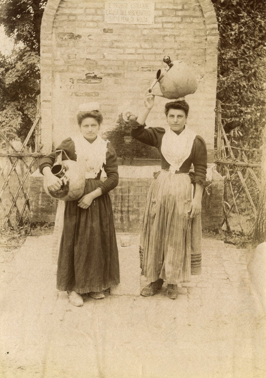 Dvě mladé ženy v tradičních oděvech a s terakotovými nádobami u studny, Marche, Itálie, asi 1910 od Italian Photographer