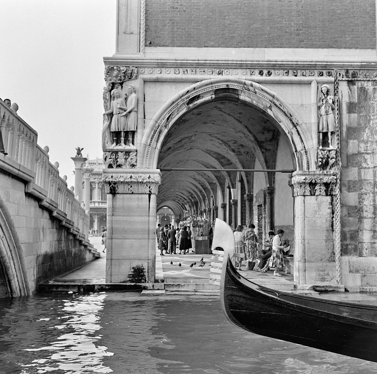 Benátská scéna, cca 1960 (černobílá fotografie) od Italian Photographer
