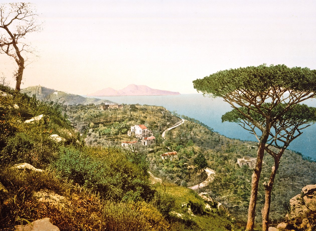 Pohled na Vesuv přes Neapolský záliv, 1890-1900 od Italian Photographer
