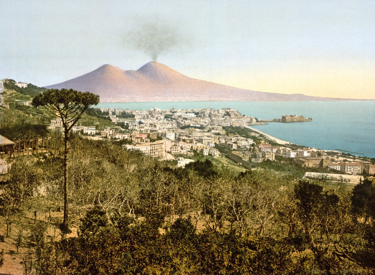 Pohled na Vesuv přes Neapolský záliv, 1890-1900 od Italian Photographer