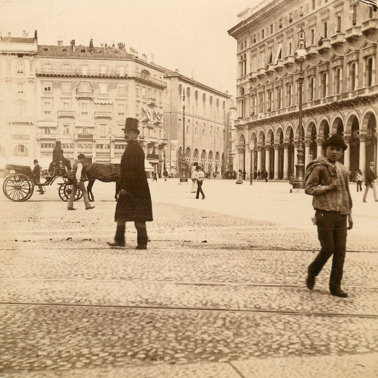 Pohled na náměstí Piazza del Duomo, Milán, 1873 od Italian Photographer