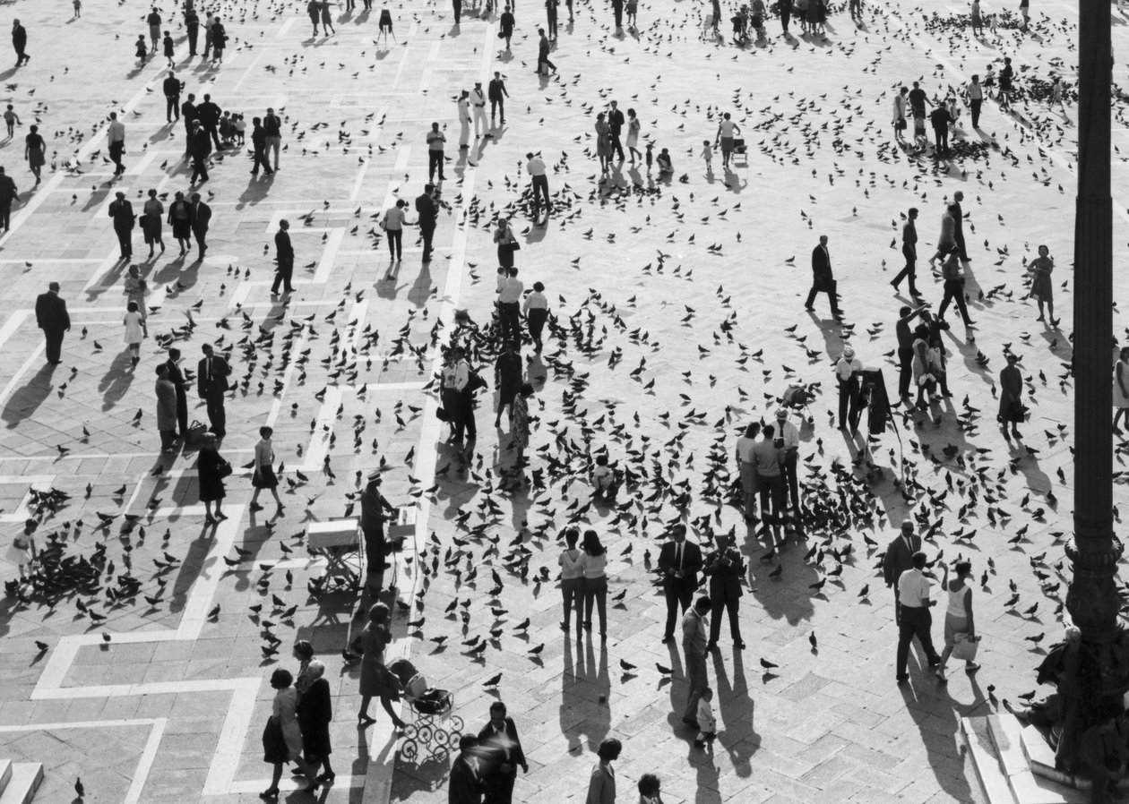 Pohled na davy na náměstí Piazza San Marco, Benátky, kolem roku 1965 (černobílá fotografie) od Italian Photographer