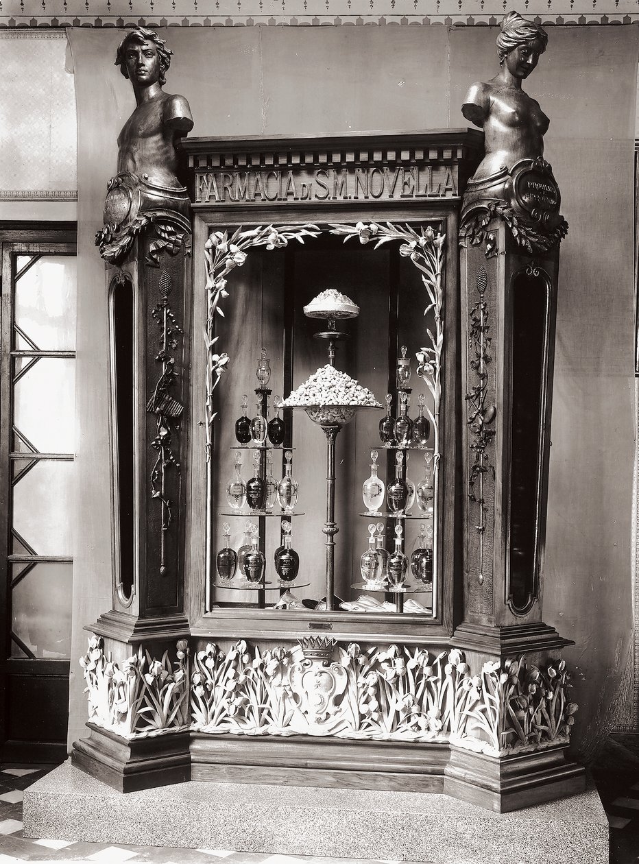 Vitrine, Officina Profumo, Pharmaceuticals of Santa Maria Novella, Florencie, Itálie od Italian Photographer