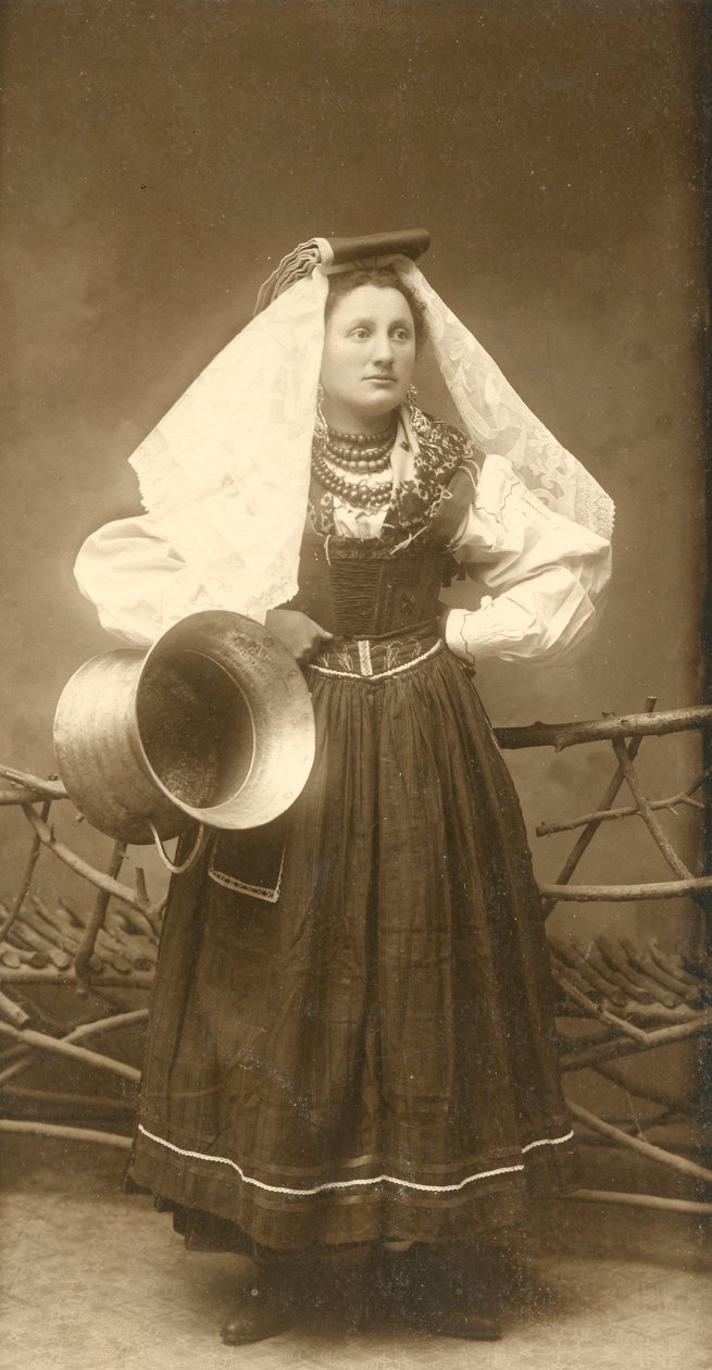 Žena v tradičním kroji a s měděnou nádobou, Abruzzo, Itálie od Italian Photographer