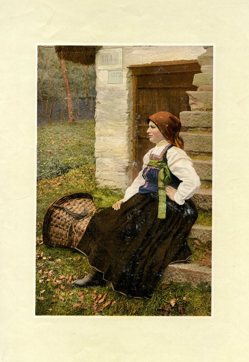 Žena v tradičním kroji s velkým košem na zemi vedle sebe, Sabbia, Piemont, fotografie V M od Italian Photographer