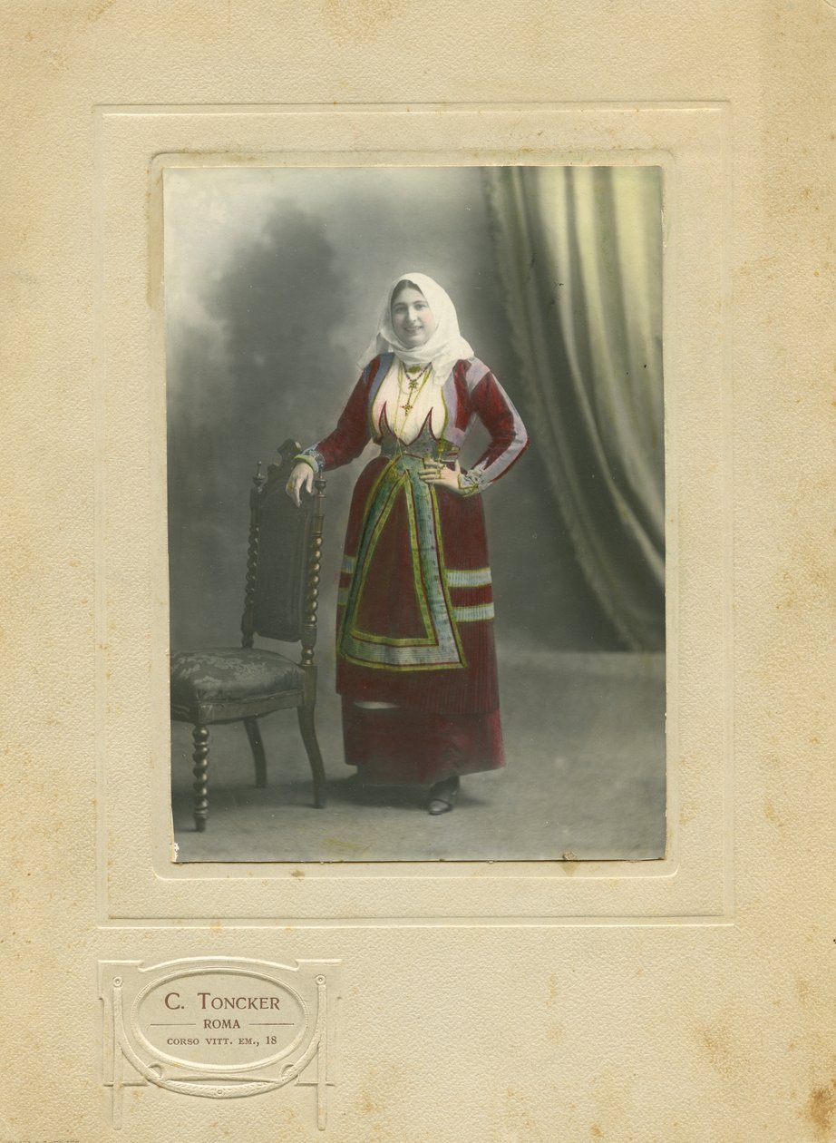 Žena v tradičním oděvu, Sardinie, Itálie, fotografie Camilla Tonckera, Řím, cca 1910 od Italian Photographer