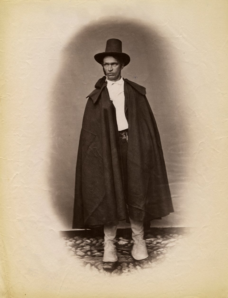 Mladý muž v plášti a klobouku, Parre, Lombardie, Itálie, fotografie Premiata Fotografia Taramelli, Bergamo od Italian Photographer