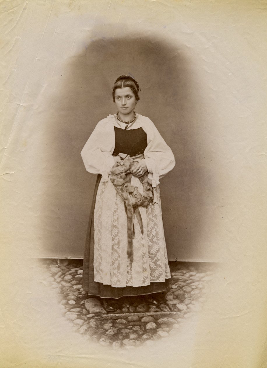 Mladá žena ve svatebních šatech a držící prsten chleba zabalený do stuhy, Parre, Lombardie, Itálie, fotografie Premiata Fotografia Taramelli, Bergamo od Italian Photographer