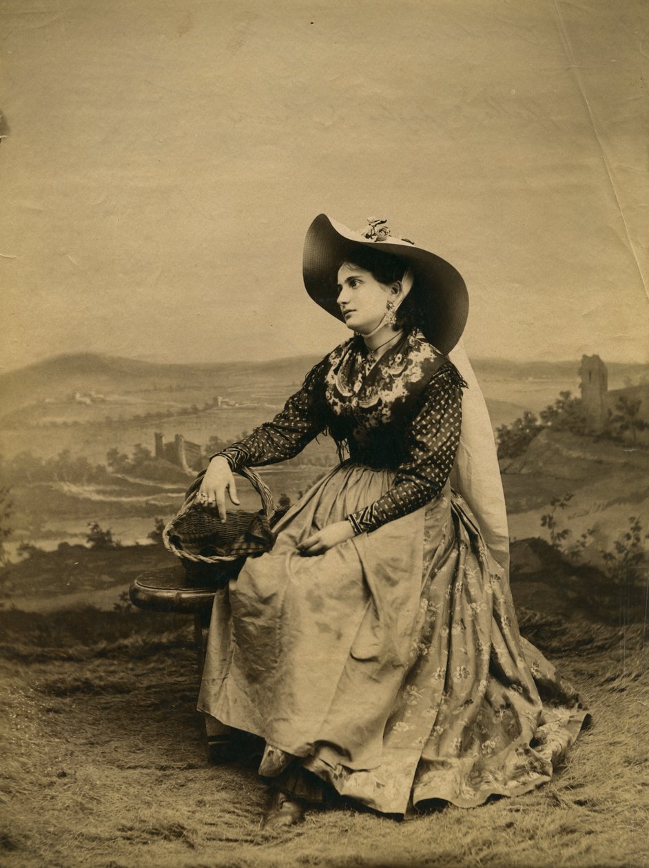 Mladá žena v oblečení a slaměném klobouku z venkova Siena, Toskánsko, Itálie, fotografie Paolo Lombardi, Siena, ca 1890 od Italian Photographer
