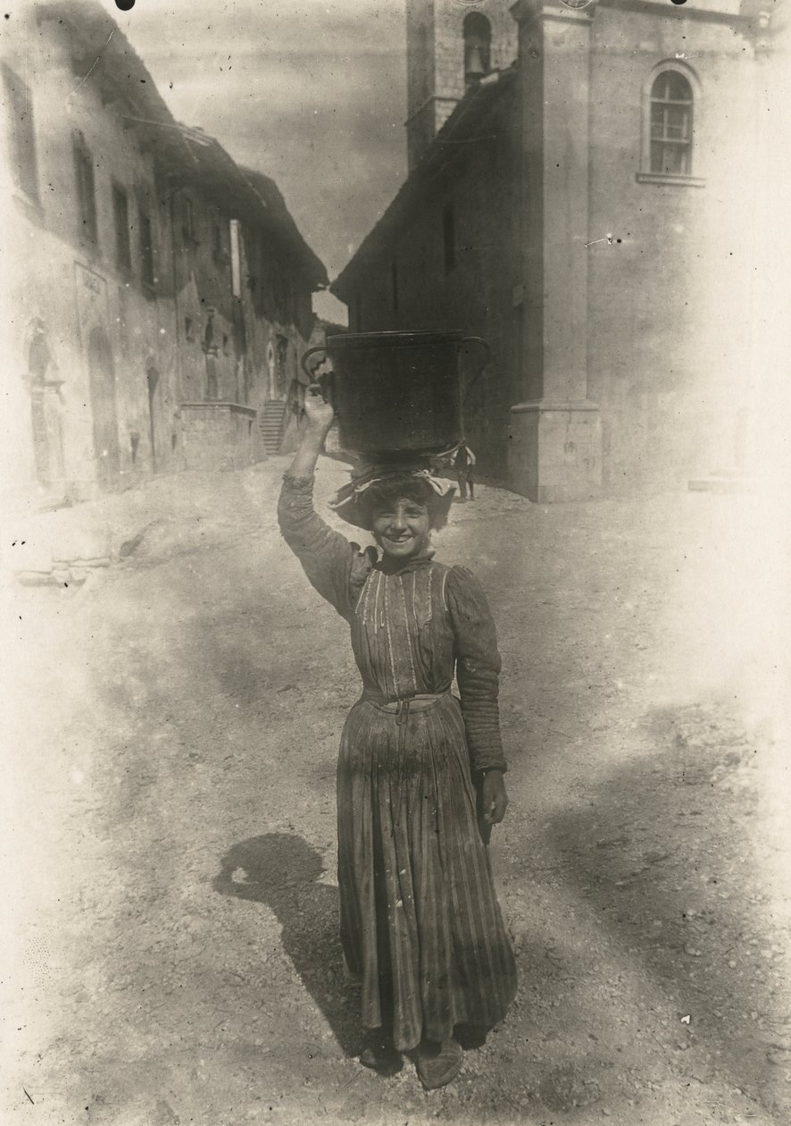 Mladá žena v tradičním oděvu, Roccaraso, Abruzzo, Itálie, ca 1905 od Italian Photographer