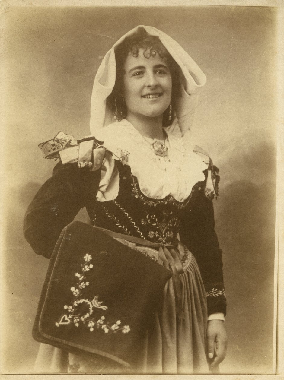 Mladá žena v tradičním oděvu a čelence, Abruzzo, Itálie od Italian Photographer