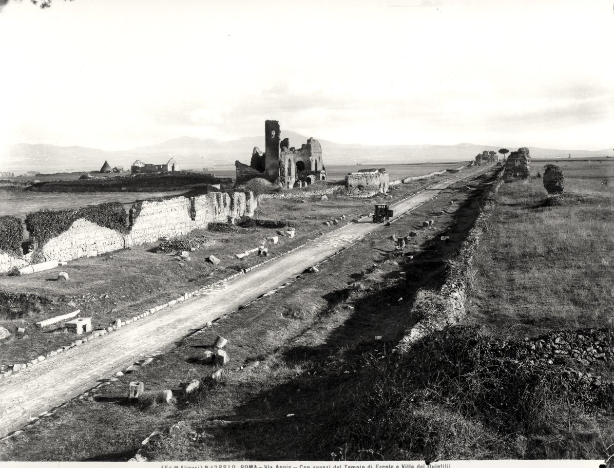 Pohled na Via Appia se zničeným Herkulovým chrámem a Villa dei Quintili od Italian Photographer Italian Photographer