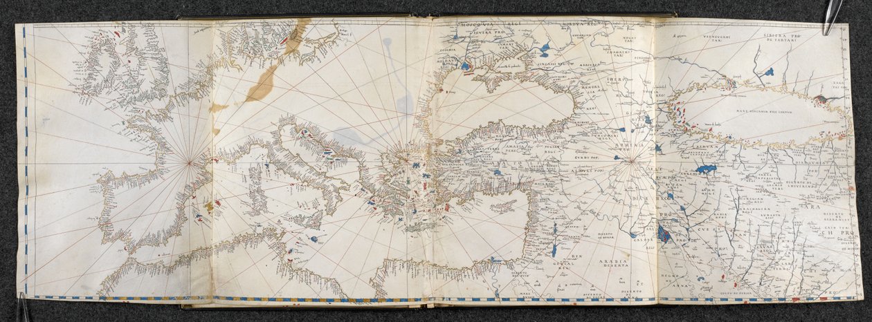 Přidat. 21592, f.1r Mapa Evropy a Asie. Portolano, v jednadvaceti mapách zemí na obou polokoulích (vellum) od Italian School