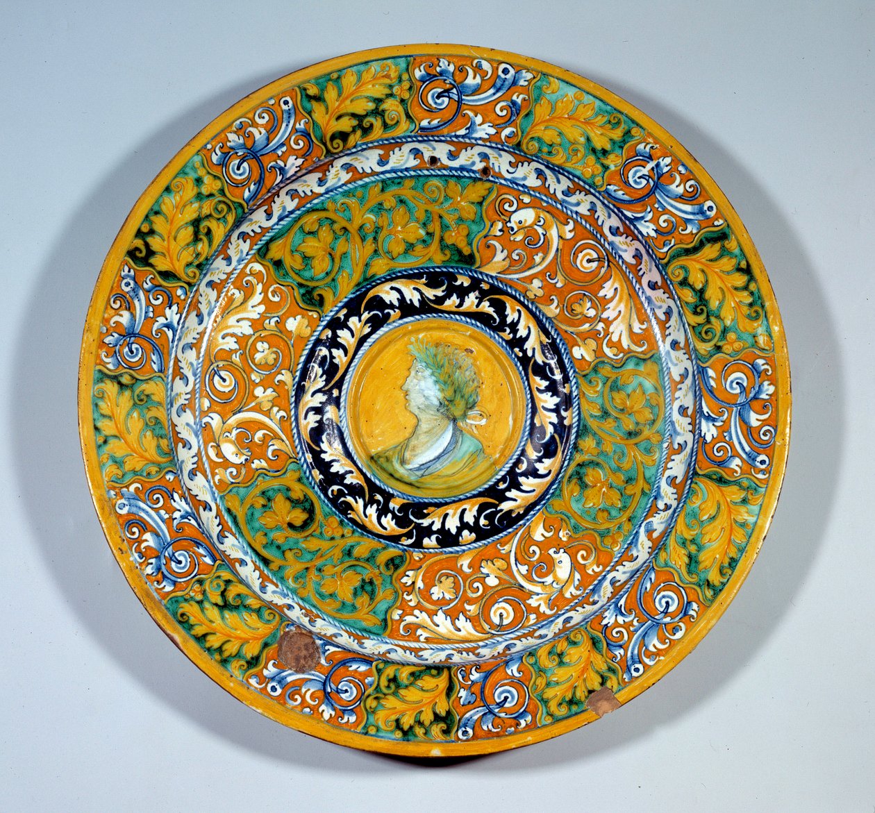 Umyvadlo Aiguiere v dekoru majolika (maiolika) vyrobené z fajánse z Faenzy. Kolem 1540-1550. paříž, musee du Louvre od Italian School
