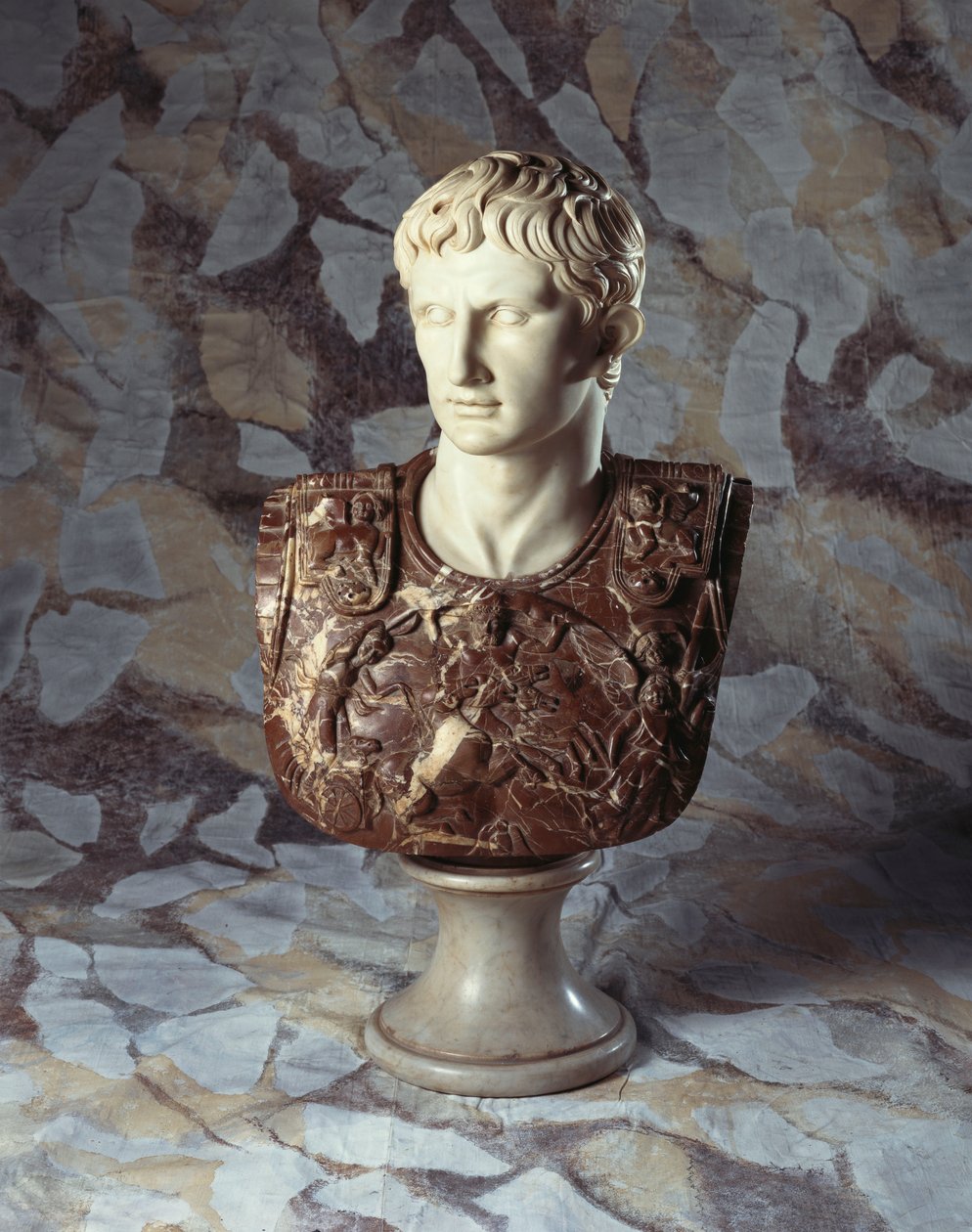 Italsky vyřezávaná socha a busta z brekciového mramoru Caesara Augusta, po antické od Italian School
