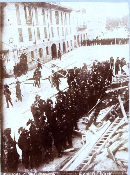 Barikády a střelecký pluk na Via Moscova, během nepokojů v Miláně, 6.-9. května 1898 (čb foto) od Italian School