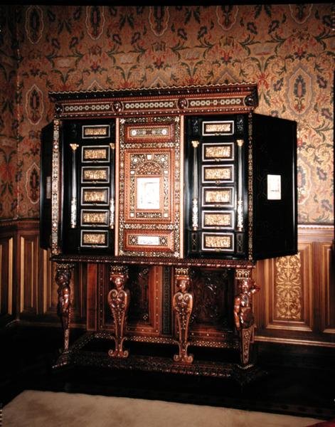 Kabinet darovaný Marii královně Skotské (1542-87) a Františku II (1544-60) Dauphinovi z Francie jako svatební dar (dřevo vykládané slonovinou a perletí) (podrobnosti viz 162450) od Italian School