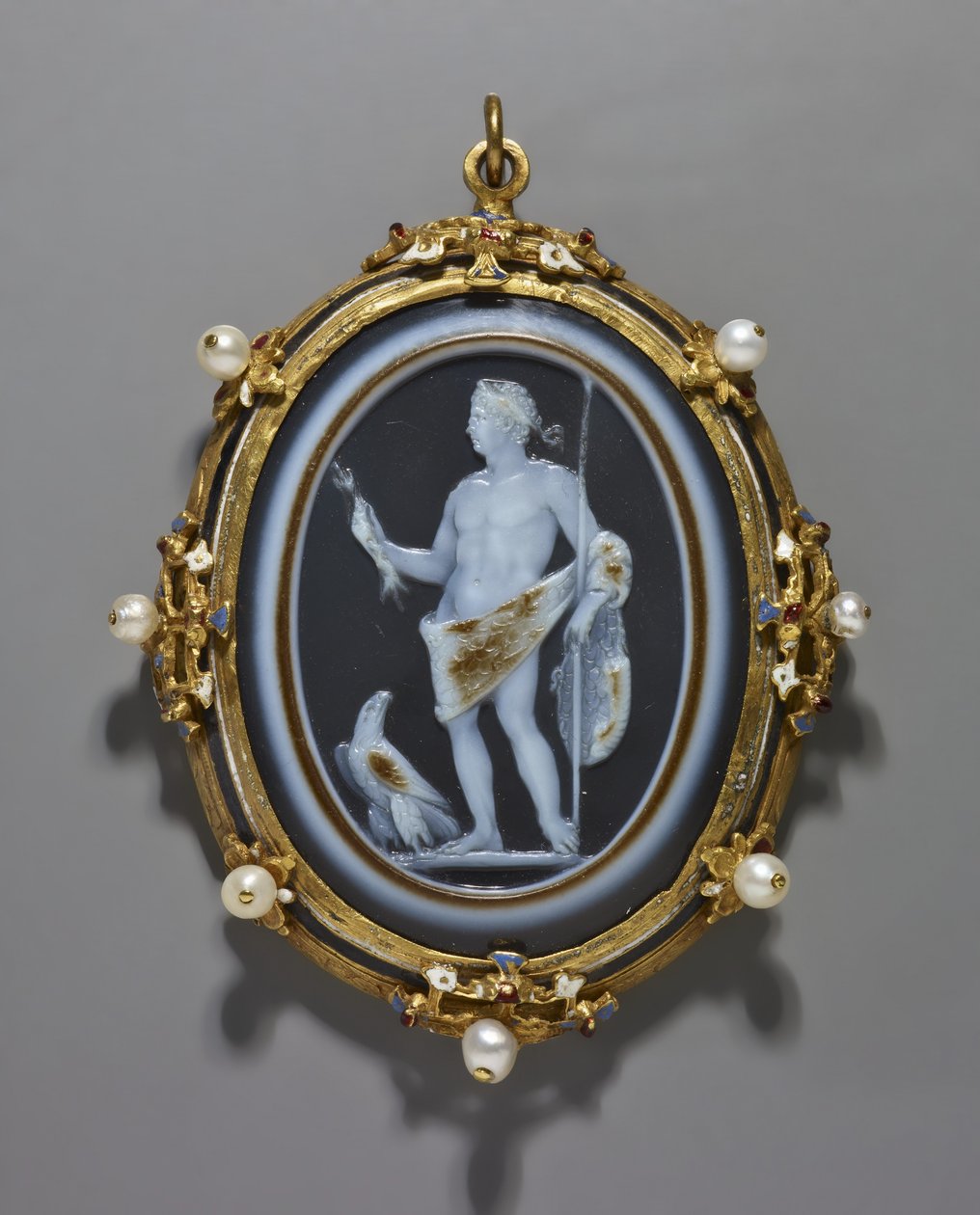 Cameo zobrazující římského císaře jako Jupiter, Cameo: Roman, 41--54 n. l., Rám: Ital, konec 16. století (obrazec: sardonyx; rám: zlato, smalt a perly) od Italian School
