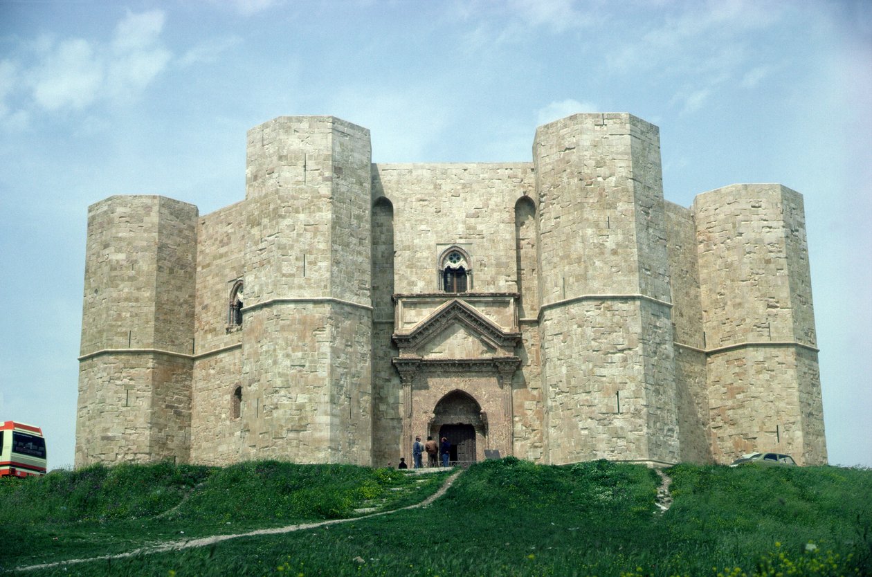 Castel del Monte, postavený za vlády císaře Fridricha II. (1194-1250) c.1240-50 od Italian School